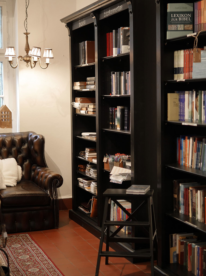 Dorfschatz_christliche_Literatur_Regale